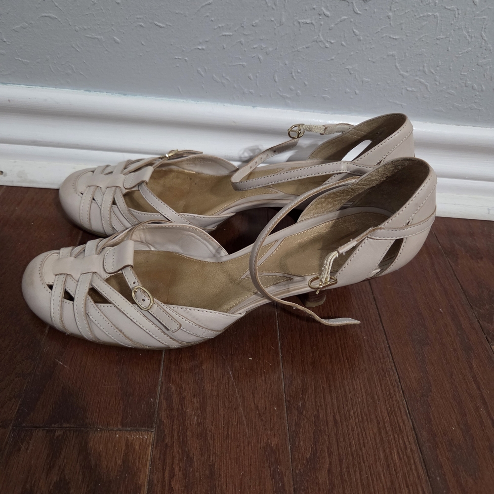 Vintage Elegant Cream Strappy Heels - Picture 2 of 9
